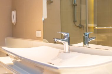 Su yüzeyi ve beyaz lavabo iç dekorasyonu
