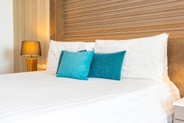 Yatak dekorasyonunda beyaz rahat yastık.