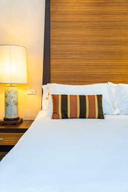 Yatak dekorasyonunda beyaz rahat yastık.