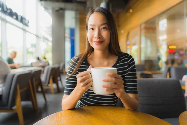 Retrato hermosa joven asiático mujeres en cafetería café y res —  Fotos de Stock