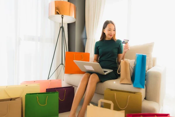 Retrato hermosa joven asiático mujeres utilizando ordenador portátil o sm — Foto de Stock