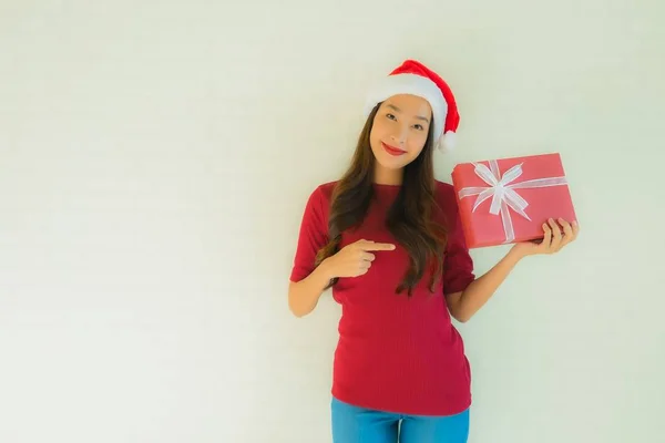 Ritratto belle giovani donne asiatiche indossare cappello di Babbo Natale — Foto Stock