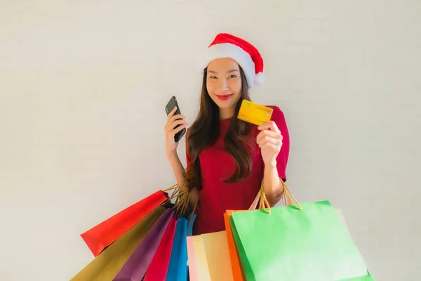 Ritratto bella giovane asiatico donne indossare natale santa hat wi — Foto Stock