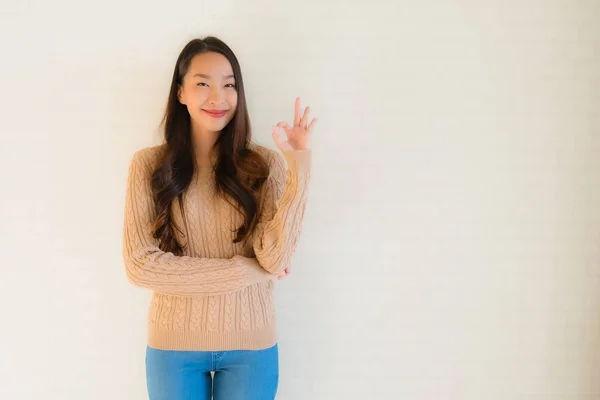 Portret mooi jong aziatische vrouwen glimlachen gelukkig in veel actie — Stockfoto