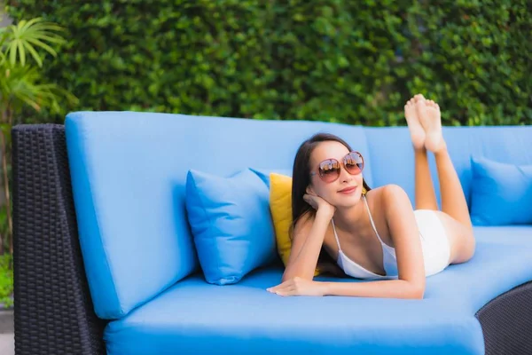 Portrét krásné mladé asijské ženy šťastný úsměv relaxovat kolem vás — Stock fotografie