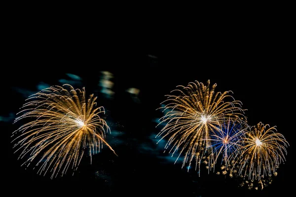 Gyönyörű színes tűzijáték éjjel ünnepelni — Stock Fotó