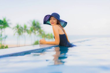 Güzel Asyalı genç kadınların portresi mutlu bir gülümseme açık havada rahatla