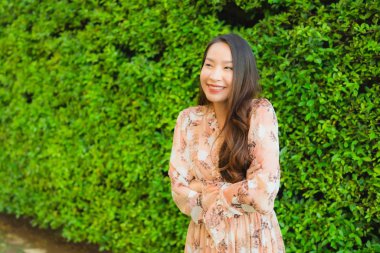 Güzel Asyalı genç kadınların portresi mutlu bir gülümseme.