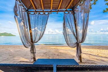 Tropikal plaj deniz Okyanusu üzerinde boş yatak koltuğu ve salon 