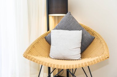 Koltuktaki yastık süslemesi.