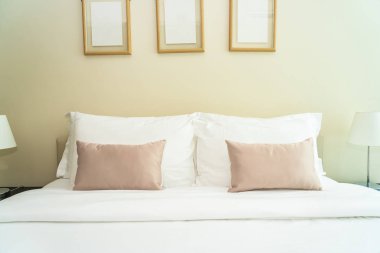 Yatak dekorasyonunda beyaz rahat yastık.