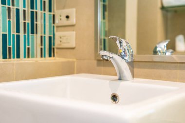 Su yüzeyi ve beyaz lavabo iç dekorasyonu