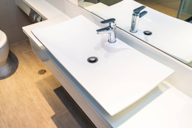 Su yüzeyi ve beyaz lavabo iç dekorasyonu