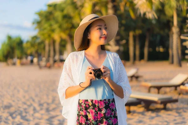Porträtt vackra unga asiatiska kvinnor glad leende slappna av runt vara — Stockfoto