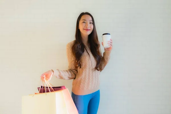 Retrato hermosa joven asiático mujeres feliz sonrisa con compras b — Foto de Stock