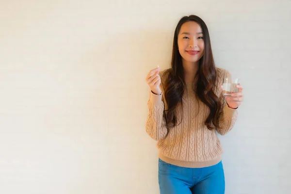 Portret mooie jonge Aziatische vrouwen eten en nemen medicijnen of pi — Stockfoto