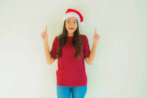 Portrait belle jeune asiatique femmes portant santa chapeau pour célébrité — Photo