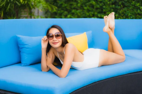 Retrato hermosa joven asiático mujeres feliz sonrisa relajarse alrededor ou —  Fotos de Stock