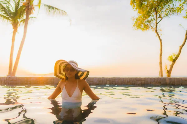 Retrato hermosa joven asiático mujeres feliz sonrisa relajarse con polla — Foto de Stock