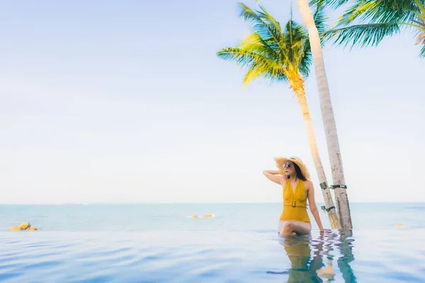 Retrato bonito jovem asiático mulheres feliz sorriso relaxar ao redor ou — Fotografia de Stock