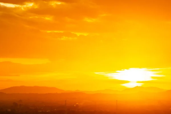 Schöne Landschaft mit Sonnenaufgang oder Sonnenuntergang über den Bergen — Stockfoto