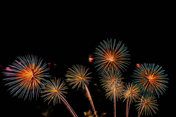 Prachtige kleurrijke vuurwerk display 's nachts om te vieren — Stockfoto