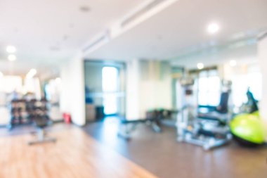 Beden eğitimi odasının içi spor malzemeleriyle dolu.