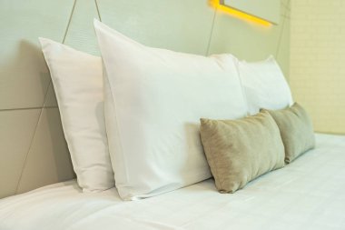 Yatak dekorasyonunda beyaz rahat yastık.