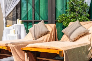 Kanepe koltuğu dekorasyonunda rahat bir yastık.