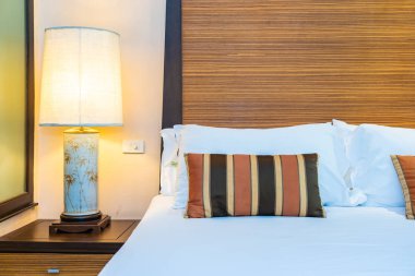 Yatak dekorasyonunda beyaz rahat yastık.