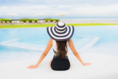 Güzel Asyalı genç kadınların portresi. Gülümseyin. Rahatlayın.