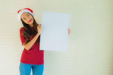 Güzel Asyalı genç kadınların portresi beyaz kart gösteriyor.