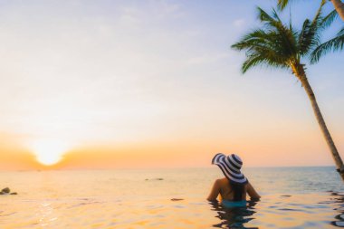 Güzel bir Asyalı kadın portresi. Mutlu bir gülümseme.