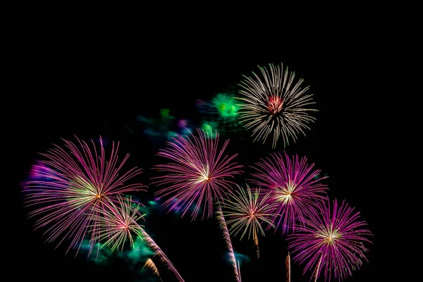 Schönes buntes Feuerwerk in der Nacht zum Feiern — Stockfoto