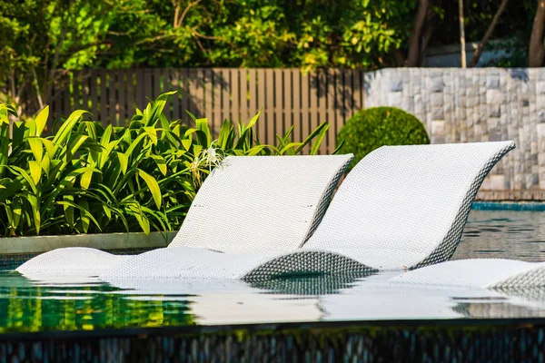 Sedia vuota intorno alla piscina all'aperto con vista mare sull'oceano — Foto Stock
