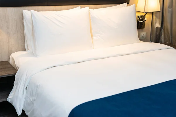 Almohada blanca cómoda y manta en la decoración de la cama en bedroo — Foto de Stock