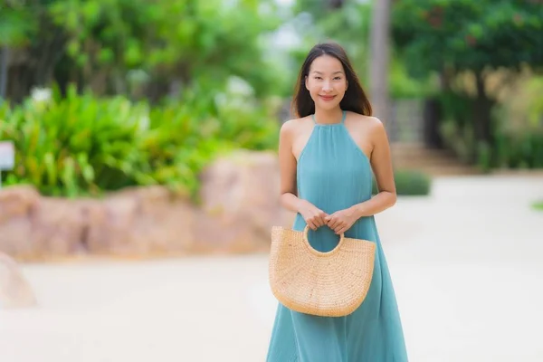 美しい肖像画若いアジアの女性幸せな笑顔は、散歩でリラックス — ストック写真