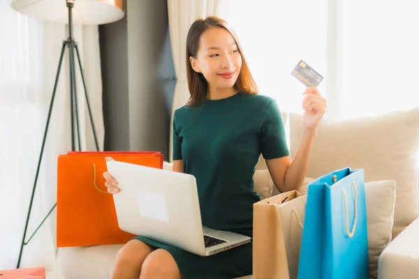 Portret mooie jonge aziatische vrouwen met behulp van computer laptop of sm — Stockfoto