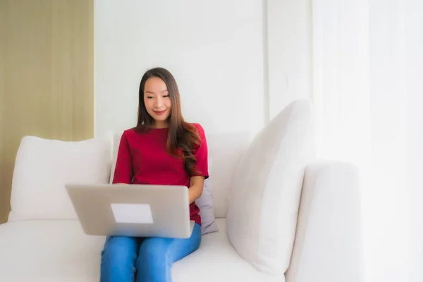 Портрет красивые молодые азиатские женщины с помощью компьютера ноутбука на так — стоковое фото