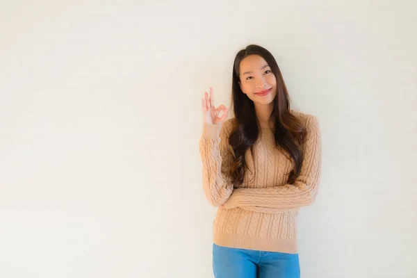 Retrato hermosa joven asiático mujeres sonrisa feliz en muchos acción —  Fotos de Stock