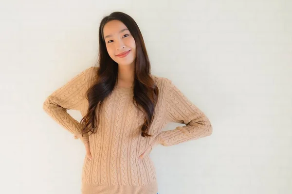 Portrét krásné mladé asijské ženy úsměv šťastný v mnoha akcích — Stock fotografie