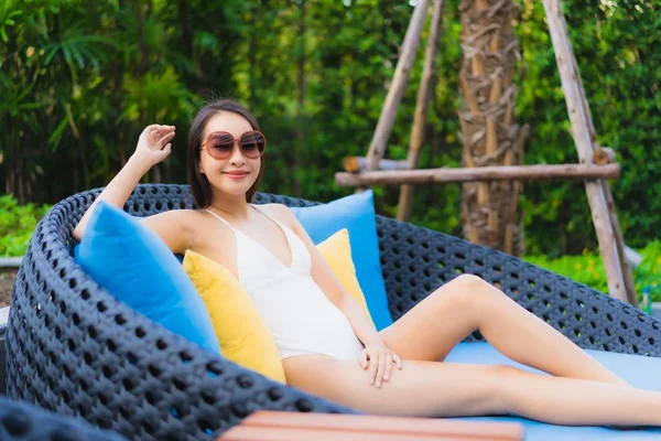 Retrato hermosa joven asiático mujeres feliz sonrisa relajarse alrededor ou —  Fotos de Stock