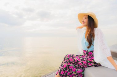 Güzel Asyalı genç kadınların portresi. Gülümseyin. Rahatlayın.