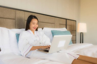 Laptop ya da bilgisayar kullanan güzel Asyalı kadınların portresi.