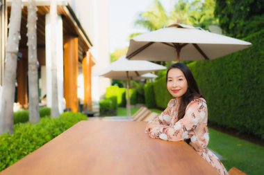 Güzel Asyalı genç kadınların portresi mutlu bir gülümseme.