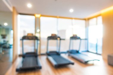 Beden eğitimi odasının içi spor malzemeleriyle dolu.