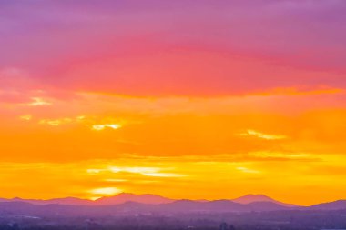 Güneşin doğuşuyla ya da dağda günbatımıyla güzel bir manzara