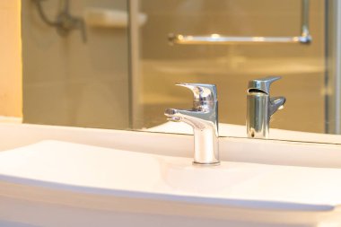 Su yüzeyi ve beyaz lavabo iç dekorasyonu