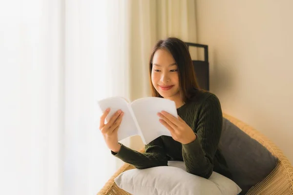 Retrato hermosa joven asiático mujeres leyendo libro y sentado en — Foto de Stock