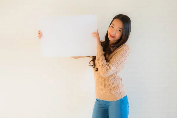 Портрет красивые молодые азиатские женщины показывают чистый белый бумажный кабан — стоковое фото
